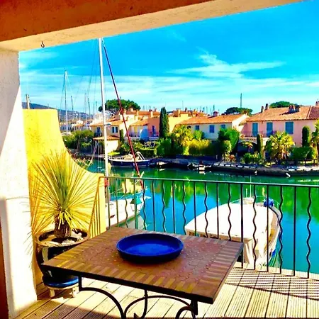 Terrasse Ensoleillee Sur Les Canaux *