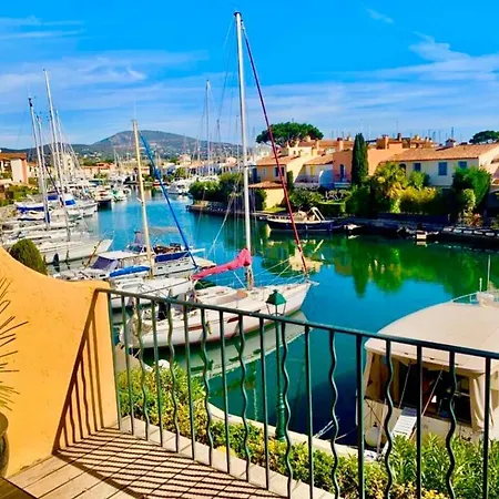 Terrasse Ensoleillee Sur Les Canaux Grimaud