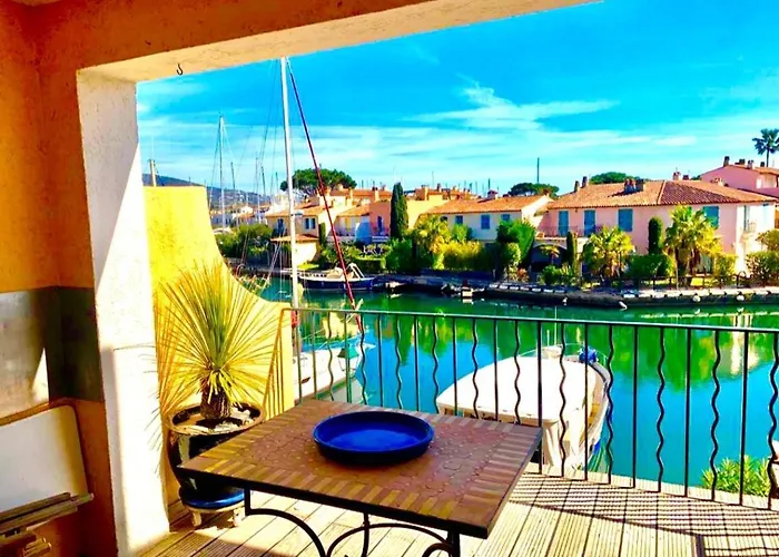 Terrasse Ensoleillee Sur Les Canaux *