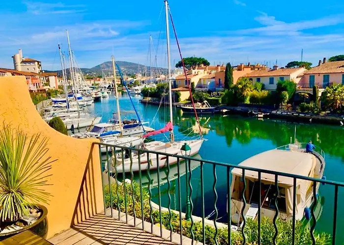 Terrasse Ensoleillee Sur Les Canaux Grimaud